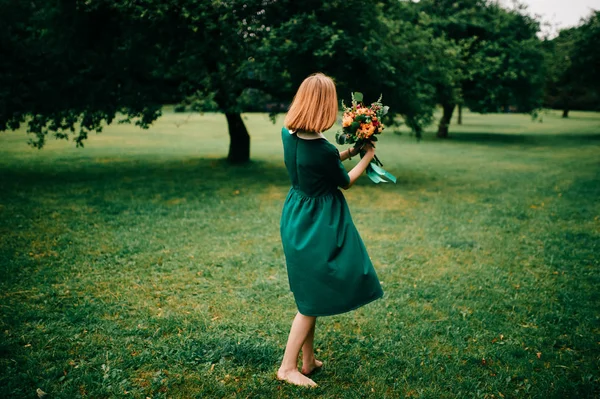 Jeune Femme Rousse Robe Verte Avec Bouquet Fleurs Été — Photo