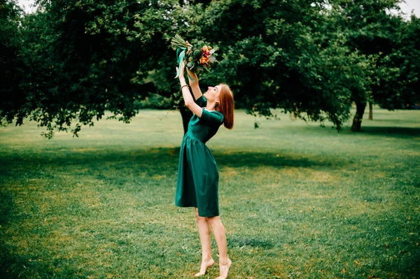 Jovem Mulher Cabelo Vermelho Vestido Verde Com Buquê Flores Verão — Fotografia de Stock