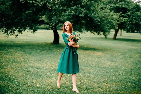 Jovem Mulher Cabelo Vermelho Vestido Verde Com Buquê Flores Verão — Fotografia de Stock