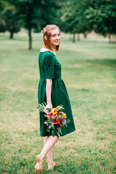Μικρά Κόκκινα Μαλλιά Γυναίκα Στο Πράσινο Φόρεμα Μπουκέτο Από Λουλούδια — Φωτογραφία Αρχείου