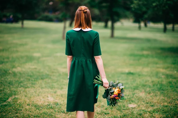 Вид Сзади Женщины Зеленом Платье Букетом Летних Цветов — стоковое фото
