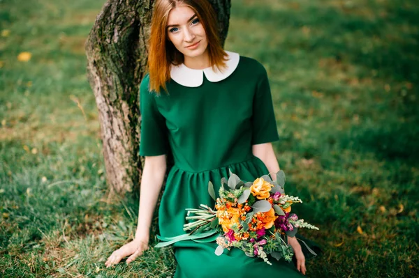 Jeune Femme Rousse Robe Verte Avec Bouquet Fleurs Été Dans — Photo