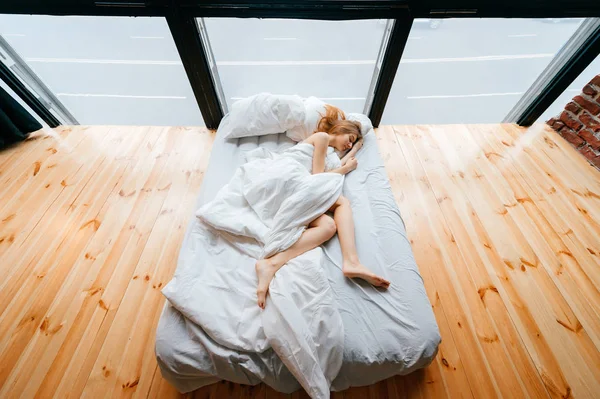 Εναέρια Άποψη Του Μικρά Κόκκινα Μαλλιά Γυναίκα Ξαπλωμένη Στο Κρεβάτι — Φωτογραφία Αρχείου