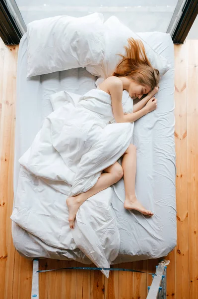Εναέρια Άποψη Του Μικρά Κόκκινα Μαλλιά Γυναίκα Ξαπλωμένη Στο Κρεβάτι — Φωτογραφία Αρχείου