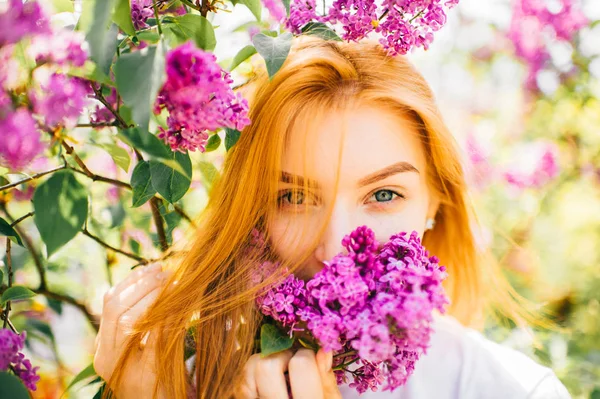 Mujer Atractiva Joven Parque Con Arbustos Color Lila Flor —  Fotos de Stock