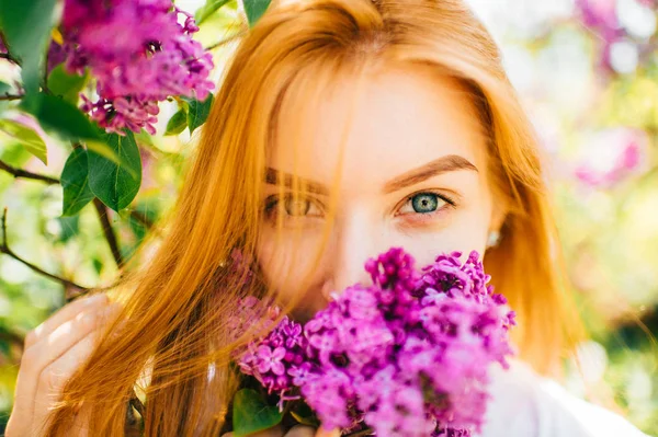 Молодая Привлекательная Женщина Парке Цветущими Лиловыми Кустами — стоковое фото