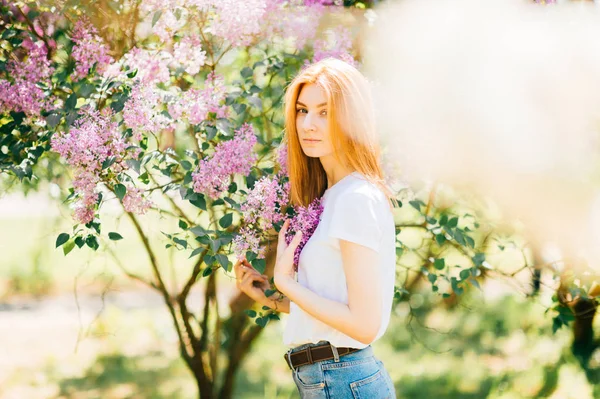 Jeune Femme Attrayante Dans Parc Avec Des Buissons Lilas Fleurs — Photo