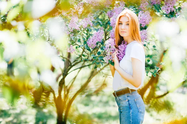 Çiçeklenme Ile Lila Park Çalıların Arasında Genç Çekici Kadın — Stok fotoğraf