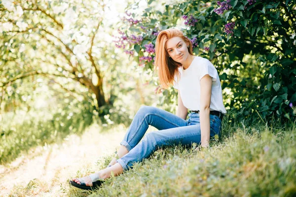 Jovem Mulher Atraente Parque Com Arbustos Floridos Lilás — Fotografia de Stock