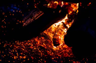 kamp ateşi koyu arka plan olarak yanan görünümü kadar kapatın