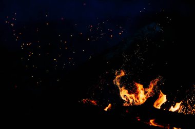 kamp ateşi koyu arka plan olarak yanan görünümü kadar kapatın