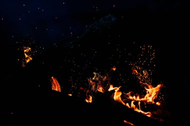 kamp ateşi koyu arka plan olarak yanan görünümü kadar kapatın