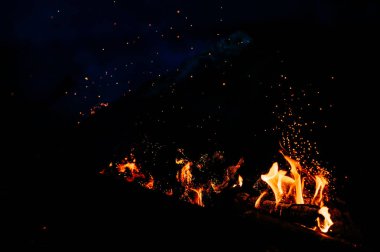 kamp ateşi koyu arka plan olarak yanan görünümü kadar kapatın