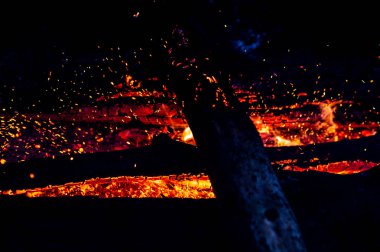 kamp ateşi koyu arka plan olarak yanan görünümü kadar kapatın