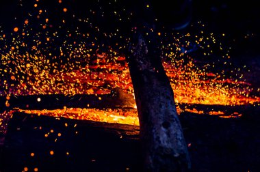 kamp ateşi koyu arka plan olarak yanan görünümü kadar kapatın