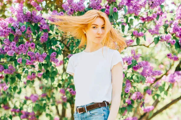 Jovem Mulher Atraente Parque Com Arbustos Floridos Lilás — Fotografia de Stock