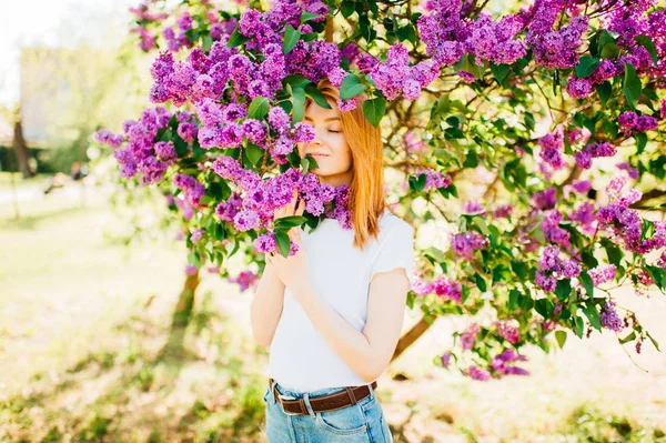 Jovem Mulher Atraente Parque Com Arbustos Floridos Lilás — Fotografia de Stock
