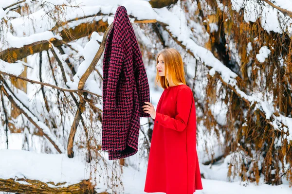 Karlı Kış Ormandaki Kızıl Saçlı Güzel Kadın — Stok fotoğraf