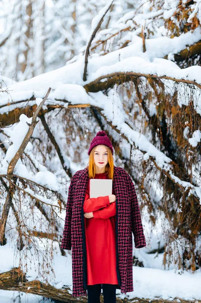 Krásná Žena Rudými Vlasy Drží Knihu Zimě Zasněženém Lese — Stock fotografie