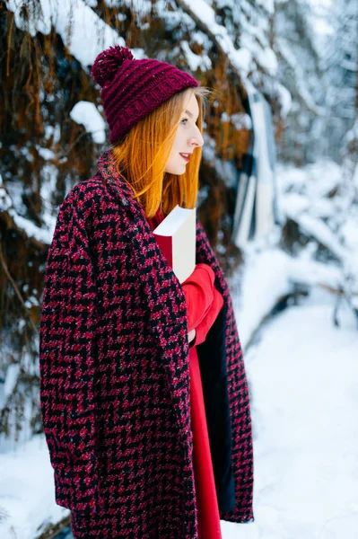 Krásná Žena Rudými Vlasy Drží Knihu Zimě Zasněženém Lese — Stock fotografie