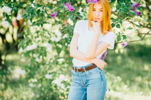 Joven Atractiva Mujer Jardín Botánico Día Verano — Foto de Stock