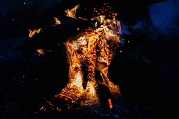 어두운 배경으로 모닥불의 — 스톡 사진