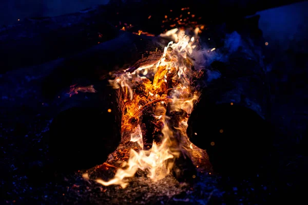 Κλείνω Πάνω Θέα Της Καύσης Campfire Σκούρο Αφηρημένα Φόντο — Φωτογραφία Αρχείου