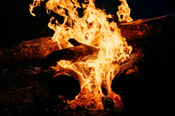 Nahaufnahme Des Brennenden Lagerfeuers Als Dunkler Abstrakter Hintergrund — Stockfoto