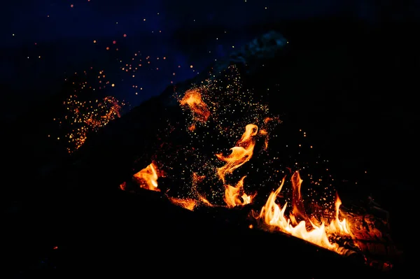 Vue Rapprochée Feu Camp Brûlant Comme Fond Abstrait Sombre — Photo