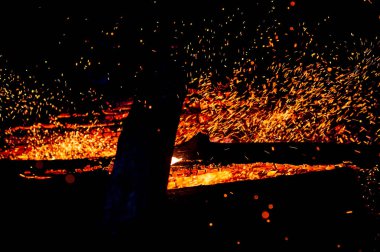 kamp ateşi koyu arka plan olarak yanan görünümü kadar kapatın