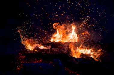 kamp ateşi koyu arka plan olarak yanan görünümü kadar kapatın