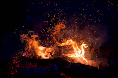 kamp ateşi koyu arka plan olarak yanan görünümü kadar kapatın