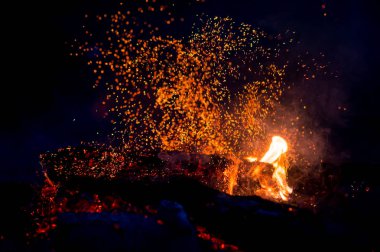 kamp ateşi koyu arka plan olarak yanan görünümü kadar kapatın