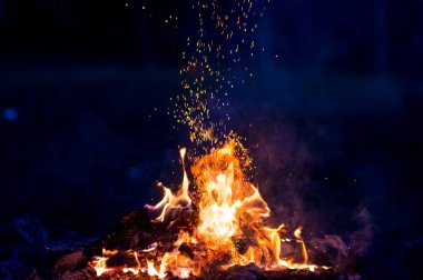 kamp ateşi koyu arka plan olarak yanan görünümü kadar kapatın
