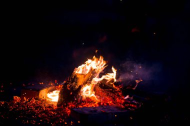 kamp ateşi koyu arka plan olarak yanan görünümü kadar kapatın