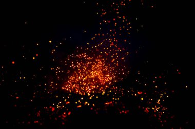 kamp ateşi koyu arka plan olarak yanan görünümü kadar kapatın