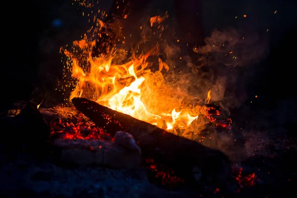 kamp ateşi koyu arka plan olarak yanan görünümü kadar kapatın