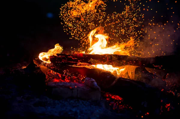 Nahaufnahme Des Brennenden Lagerfeuers Als Dunkler Abstrakter Hintergrund — Stockfoto