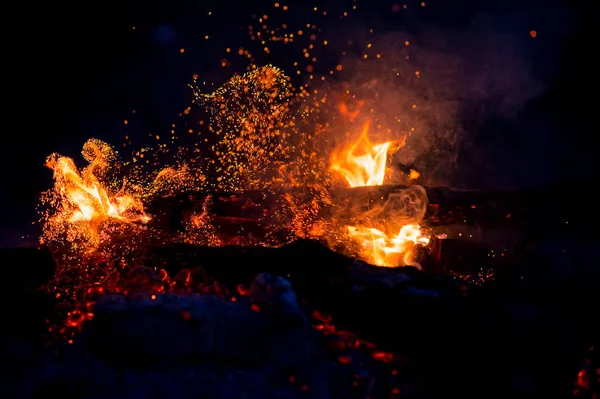 Vue Rapprochée Feu Camp Brûlant Comme Fond Abstrait Sombre — Photo