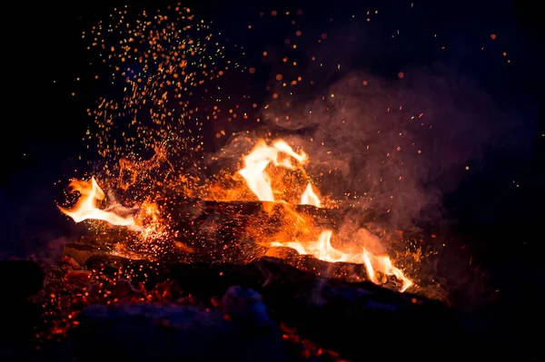 kamp ateşi koyu arka plan olarak yanan görünümü kadar kapatın