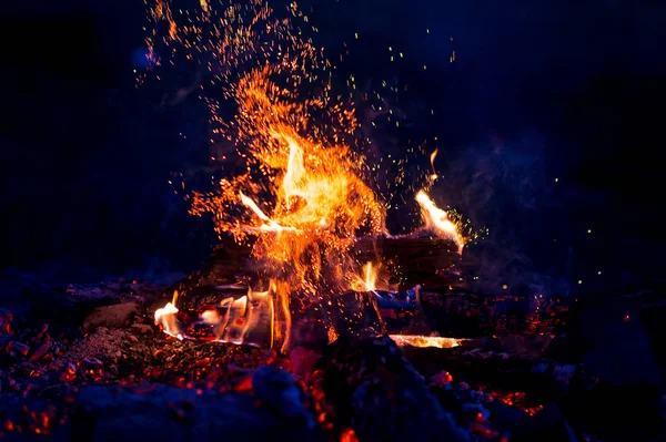 Vue Rapprochée Feu Camp Brûlant Comme Fond Abstrait Sombre — Photo