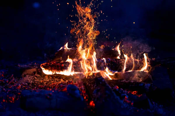 Kamp Ateşi Koyu Arka Plan Olarak Yanan Görünümü Kadar Kapatın — Stok fotoğraf