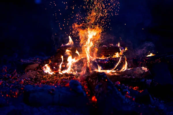 Vue Rapprochée Feu Camp Brûlant Comme Fond Abstrait Sombre — Photo