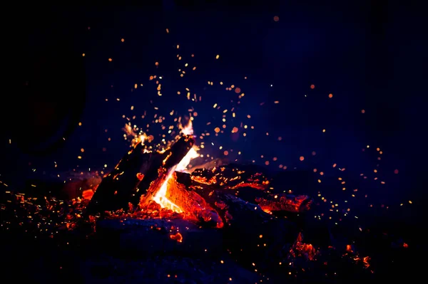 Nahaufnahme Des Brennenden Lagerfeuers Als Dunkler Abstrakter Hintergrund — Stockfoto