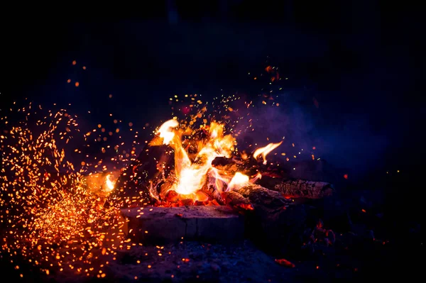 Nahaufnahme Des Brennenden Lagerfeuers Als Dunkler Abstrakter Hintergrund — Stockfoto