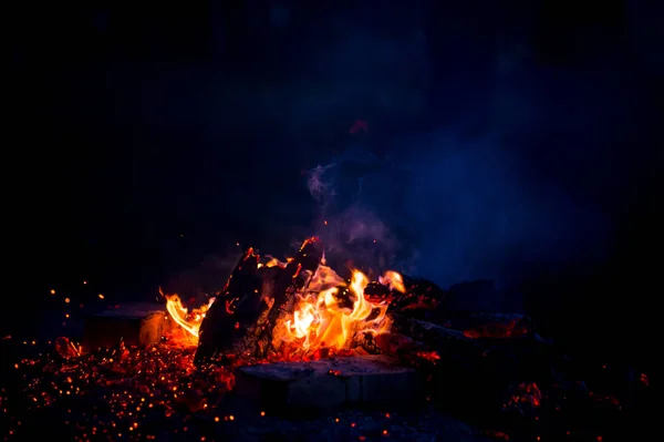 Vue Rapprochée Feu Camp Brûlant Comme Fond Abstrait Sombre — Photo