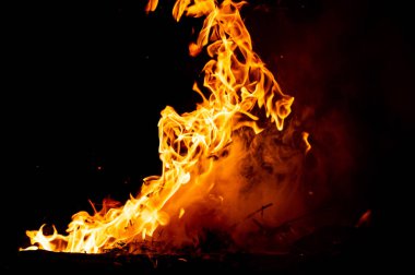 kamp ateşi koyu arka plan olarak yanan görünümü kadar kapatın