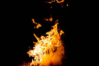 kamp ateşi koyu arka plan olarak yanan görünümü kadar kapatın