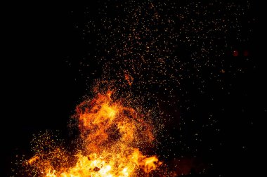 kamp ateşi koyu arka plan olarak yanan görünümü kadar kapatın