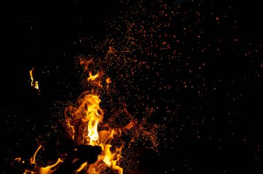 kamp ateşi koyu arka plan olarak yanan görünümü kadar kapatın